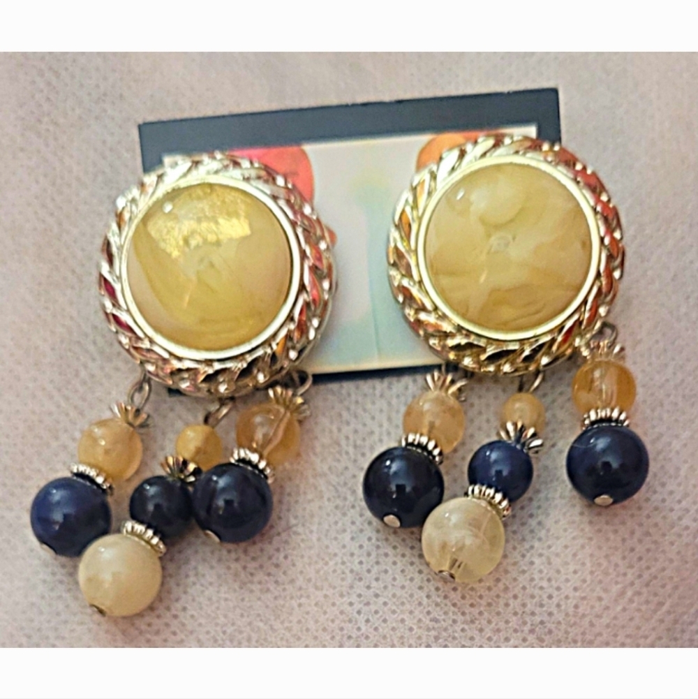 Pretty Vintage Stick In Style Post Earrings! In Excellent Condition!